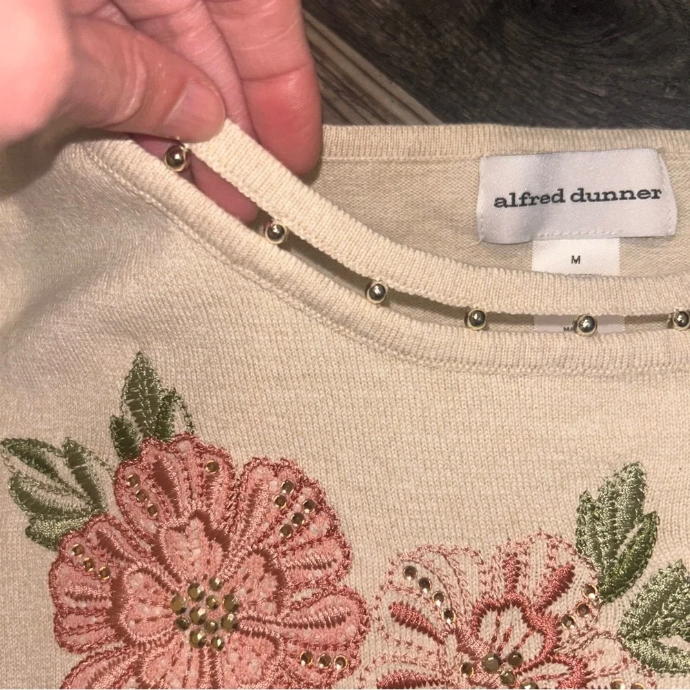 Alfred Dunner Grannycore Tan Knit Top Beaded Detail Embroidered Flowers Medium - Picture 6 of 9